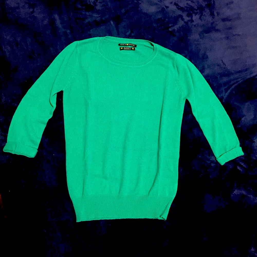 Teal Top, perfect for Fall season. Stylish, cozy and versatile. Size M.